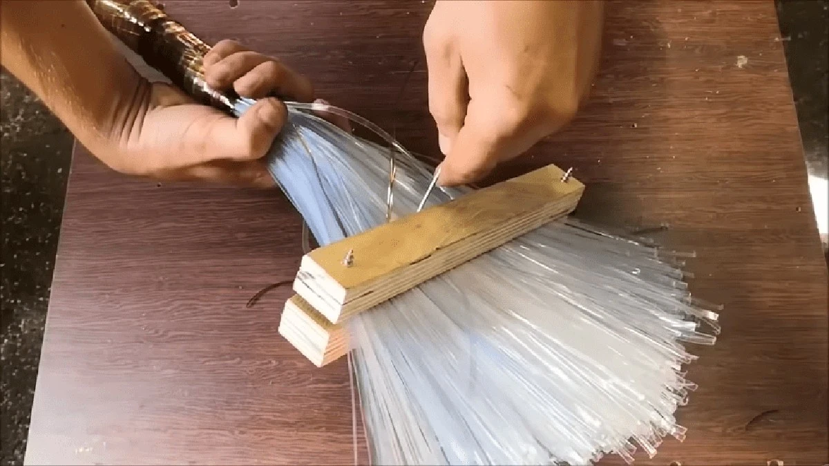 Zrecyklujte plastovou láhev a vytvořte luxusní smeták na roky