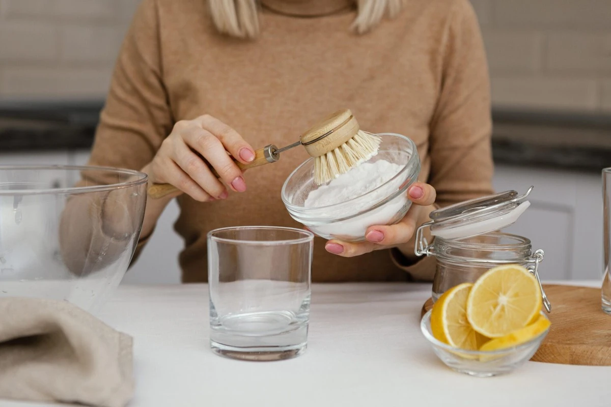 Babiččin osvědčený trik za pár korun: Jedlá soda a ocet vyčistí připáleniny lépe než drahá chemie