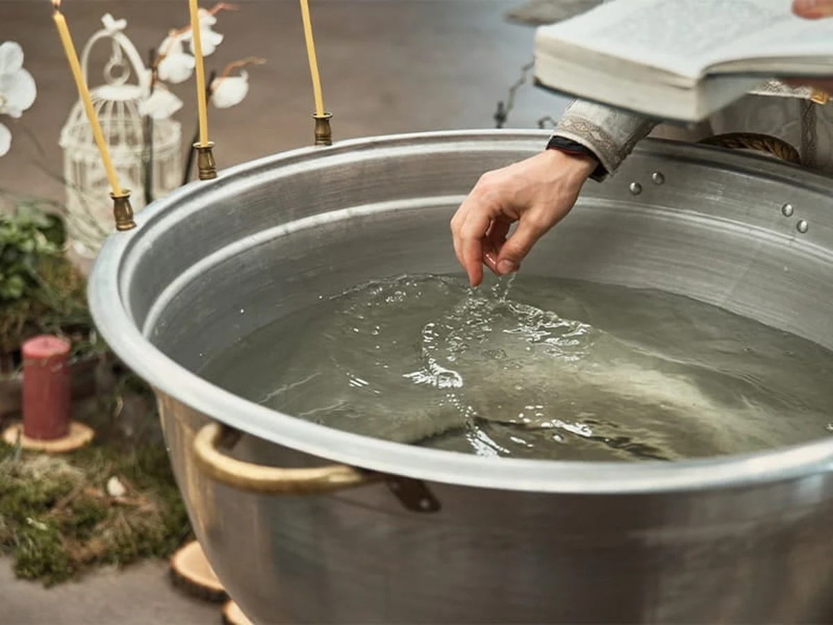 procsvicenavoda-extra-1.webp Proč svicená voda vydrží roky u mého oltáře: Pravidla skladování a použití - image 1