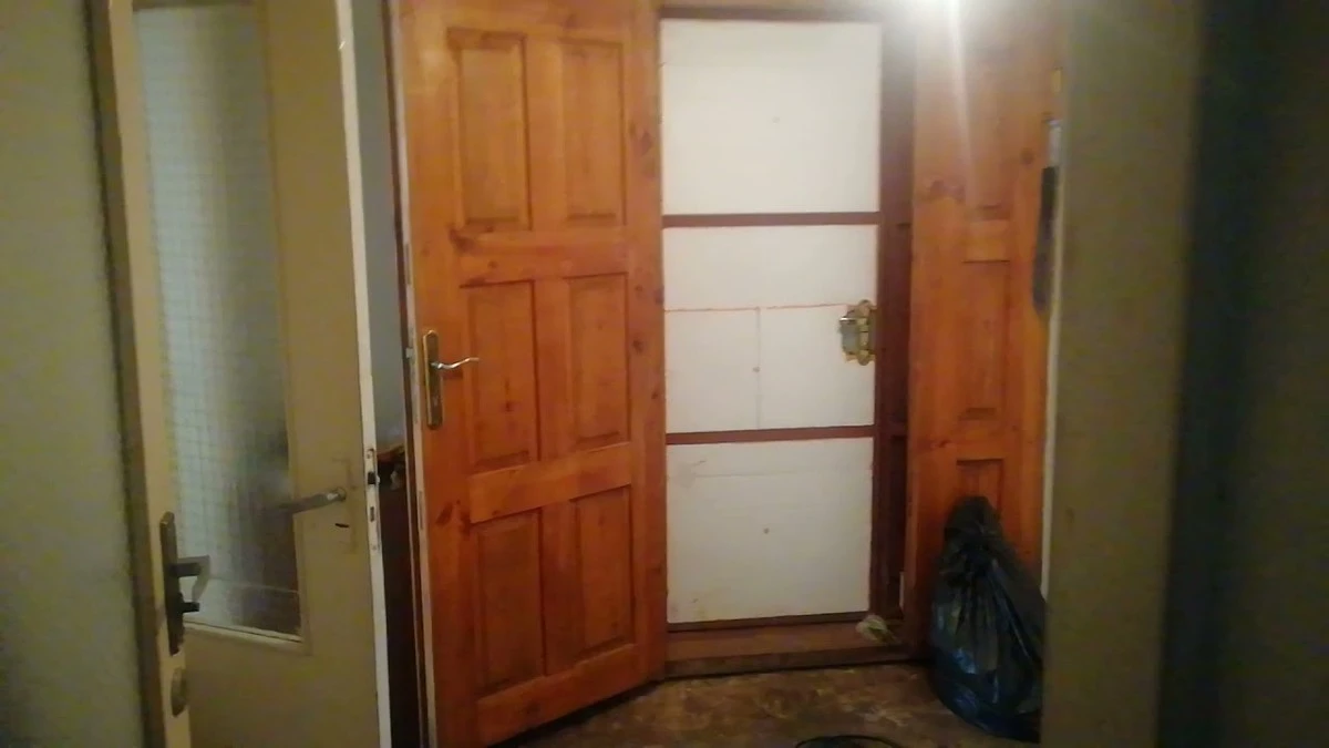 Proč zkušené hospodyňky dávají lžíci oleje do pantů dveří