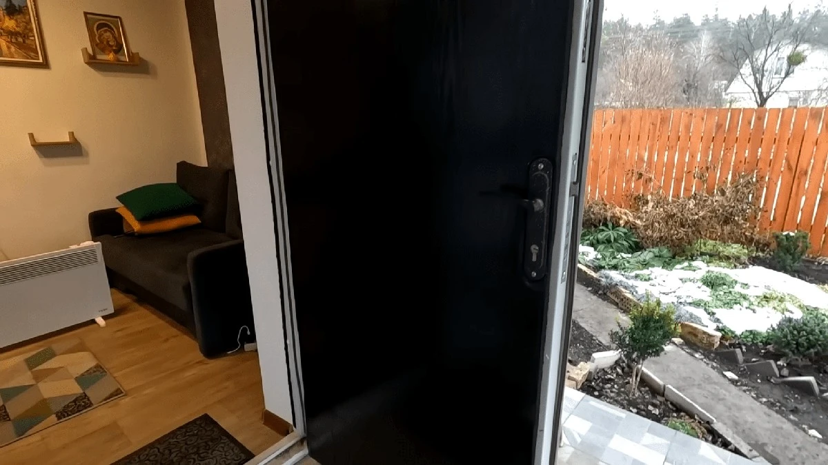 Chytrý trik: Pryžová izolace namísto drahých materiálů – dveře jako v bavlnce i v mrazu