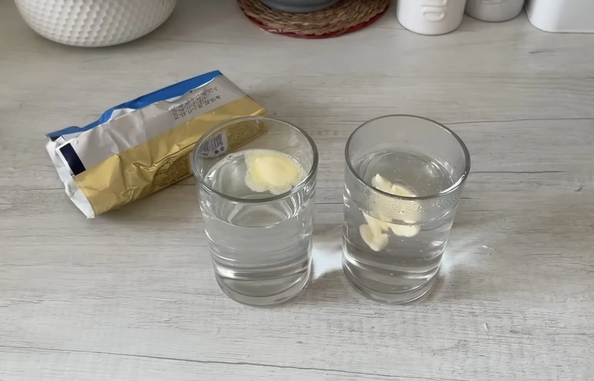 Jedna lžička másla ve vroucí vodě odhalí zázrak: zda plave mastná vrstva, jde o levný margarín nejisté kvality