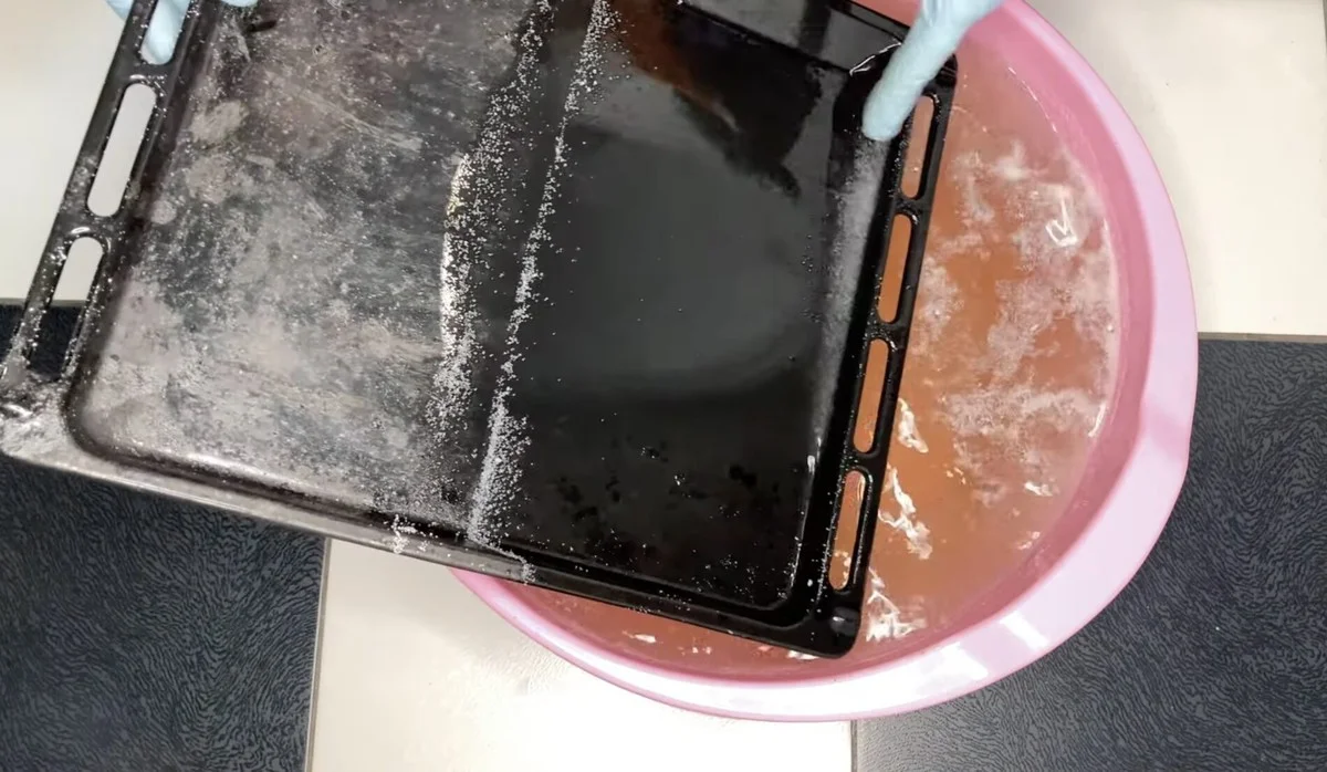 Staré, připálené plechy z trouby jako nové: stačí 2 lžíce kyseliny citronové a horká voda