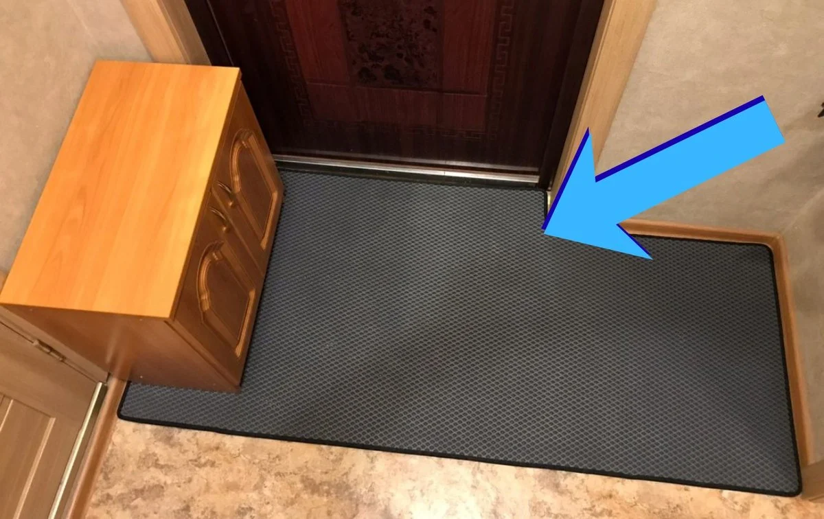 Babička vždy dávala TOTO pod rohožku v prosinci: 1 lístek a rok 2026 přinese hojnost a klid