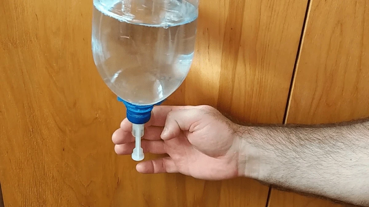 Umyvadlo na chatu z PET lahve: Jednoduchý trik, o kterém musíte vědět