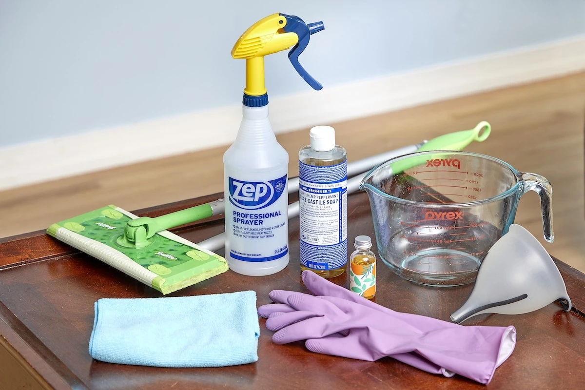 Smysly, proč zkušení uklízeči přidávají ke směsi na podlahu tea tree olej - image 2