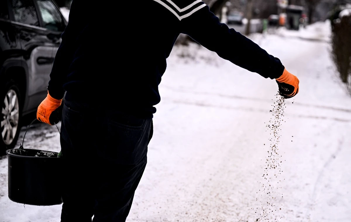 Směs soli a písku: VášDIY rozmrazovač pro rychlé roztátí ledu a prevenci uklouznutí