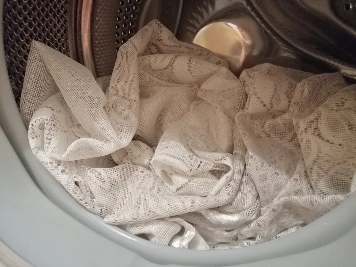 Proč pokojská doporučila namočit záclony na 3 hodiny do roztoku s tekutým lepidlem