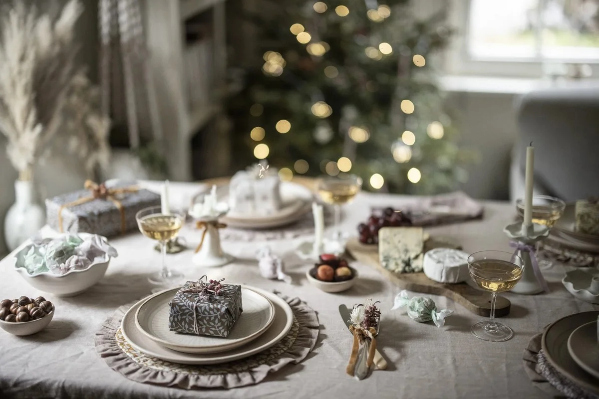 Jediná drobnost pod talířem: Jak mi to každý rok zachrání ubrus i náladu před katastrofou - image 1