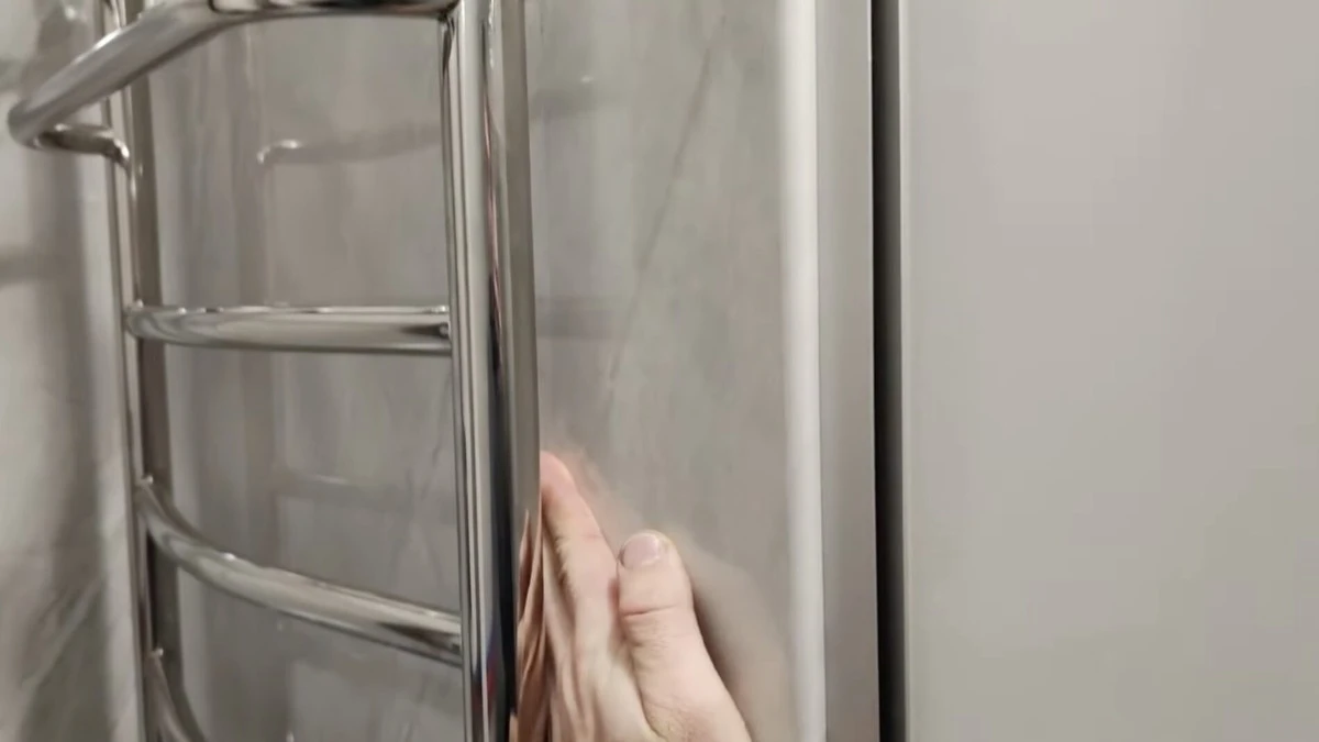 Proč váš soused-kutil doporučil panelům namísto obkladů: skrytý trend ve vaší koupelně