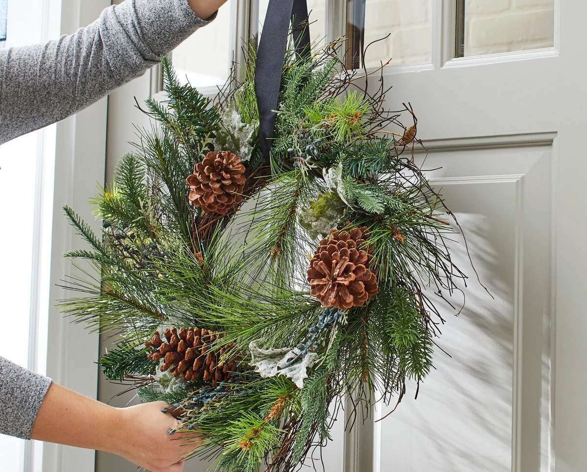 Tři geniální triky, jak uložit umělé věnce: Takhle zůstanou po letech jako nové (a nezaberou místo)