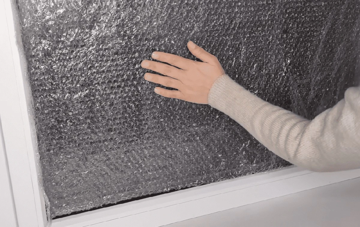 Proč zkušení domácí kutilové lepí bublinkovou fólii na okna: levné, rychlé a bez vrtání