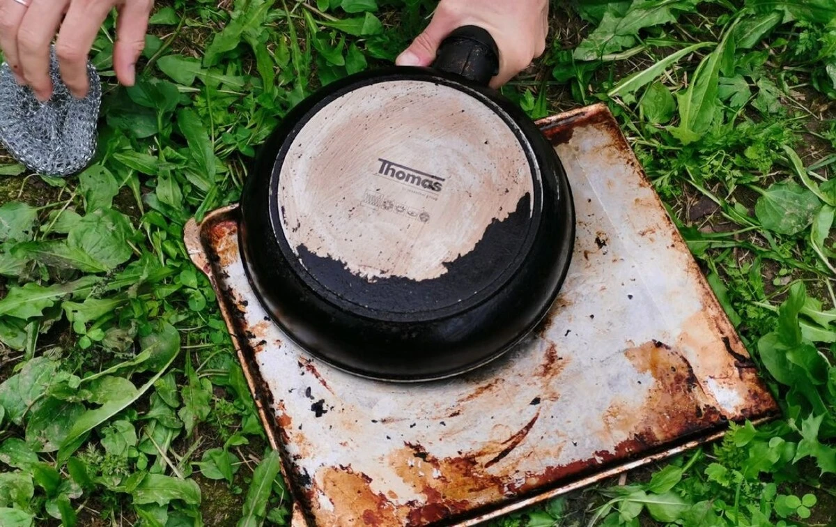 Proč zkušené hospodyňky dávají obyčejné lepidlo do starých pánví