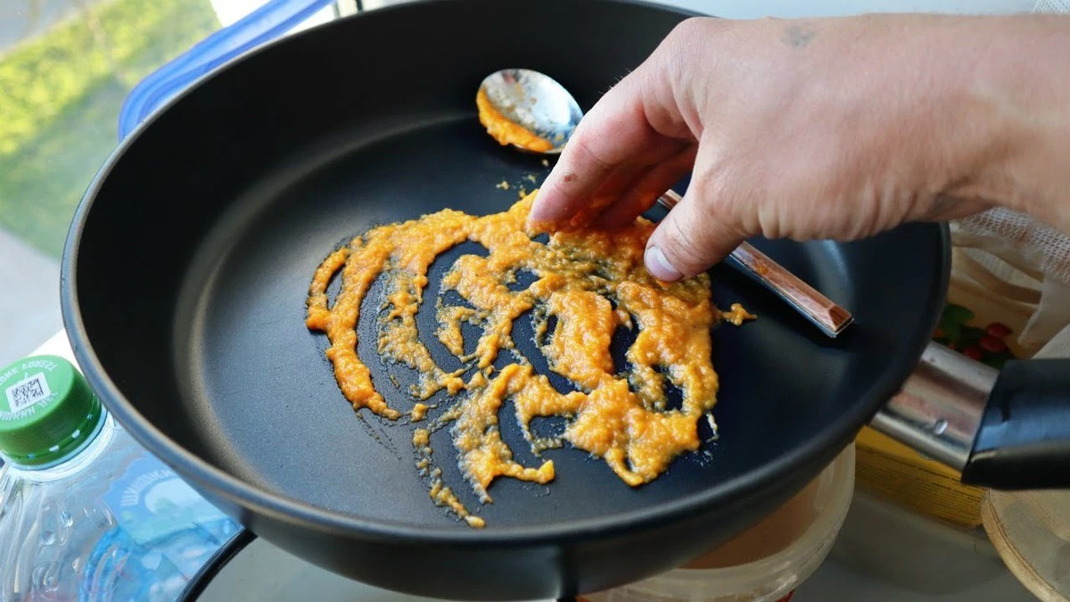 Už žádné připalování: stačila jedna „korunová“ směs a moje pánev je jako nová