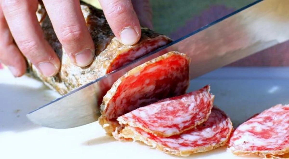 jedentrikzmaste-extra-1.webp Jeden trik z MasterChefa, jak krájet salám dokonale rovně pro sváteční hostinu - image 1