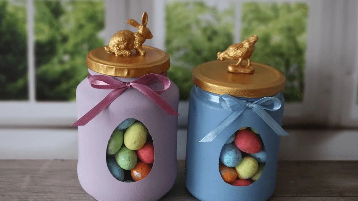 Levné velikonoční dekorace: Figurky za pár korun promění obyčejnou sklenici v kouzelnou nádobu