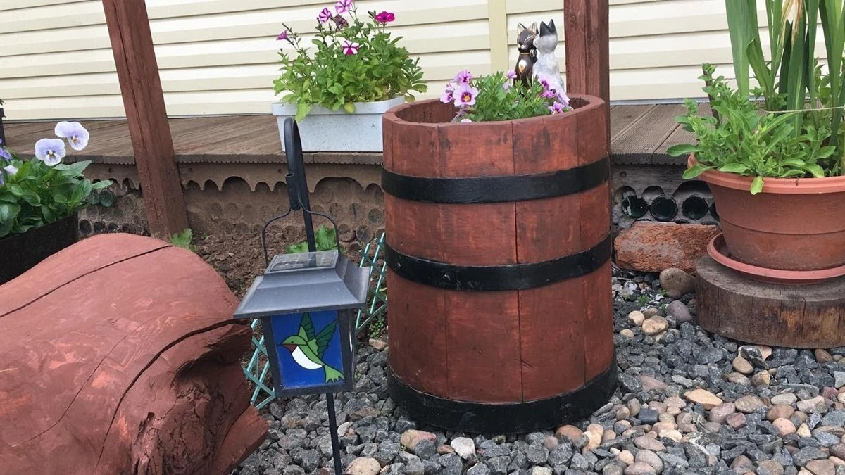 Jak starou plechovou nádobu proměnit na zahradní skvost: důmyslný trik zkušených zahrádkářů