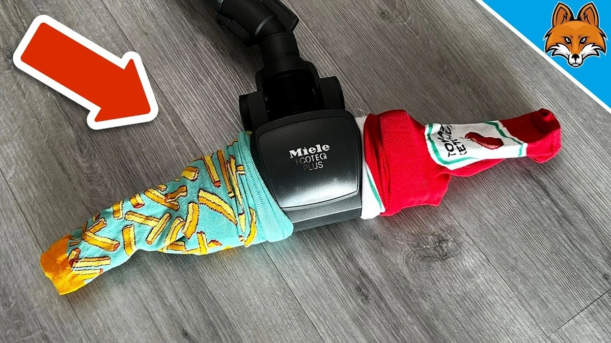 Універсальний лайфхак: шкарпетка на пилососі знайде все, що загубилося під меблями - image 1