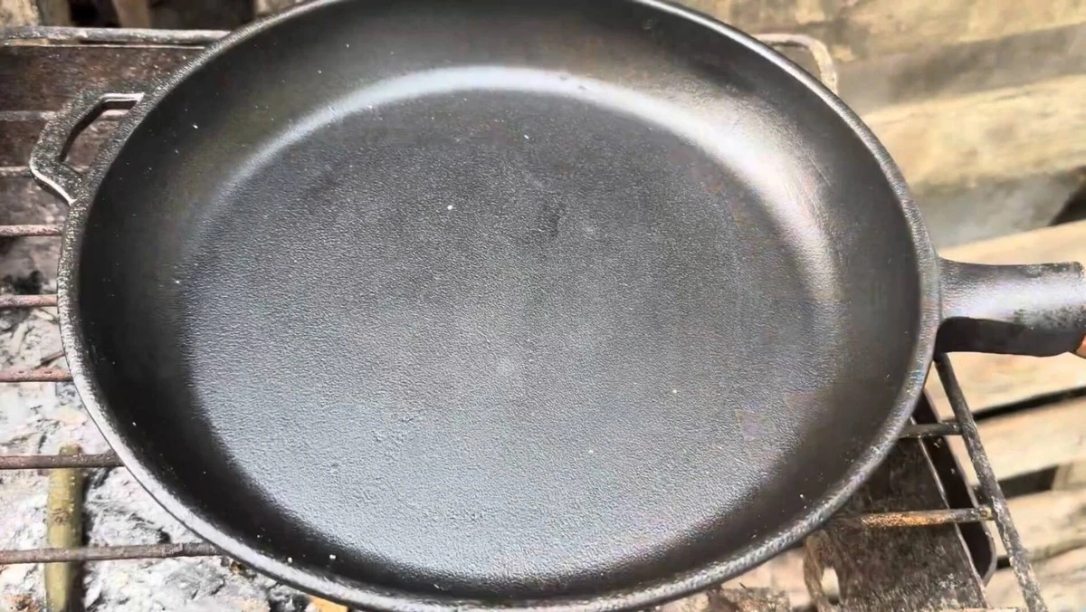 Staří mistři kuchyně to vědí: Takhle obnovíte litinovou pánev za 10 minut