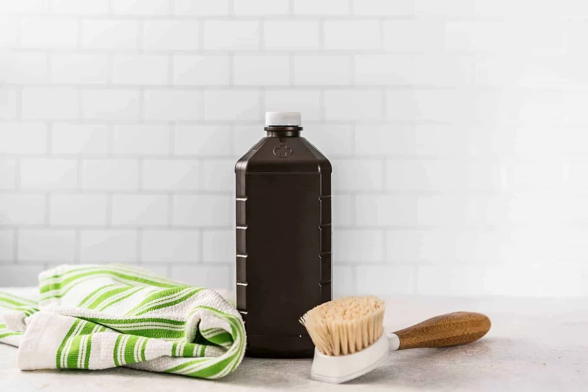 Proč zkušení kuchaři udržují láhev peroxidu vodíku ve skříni pod dřezem - image 1