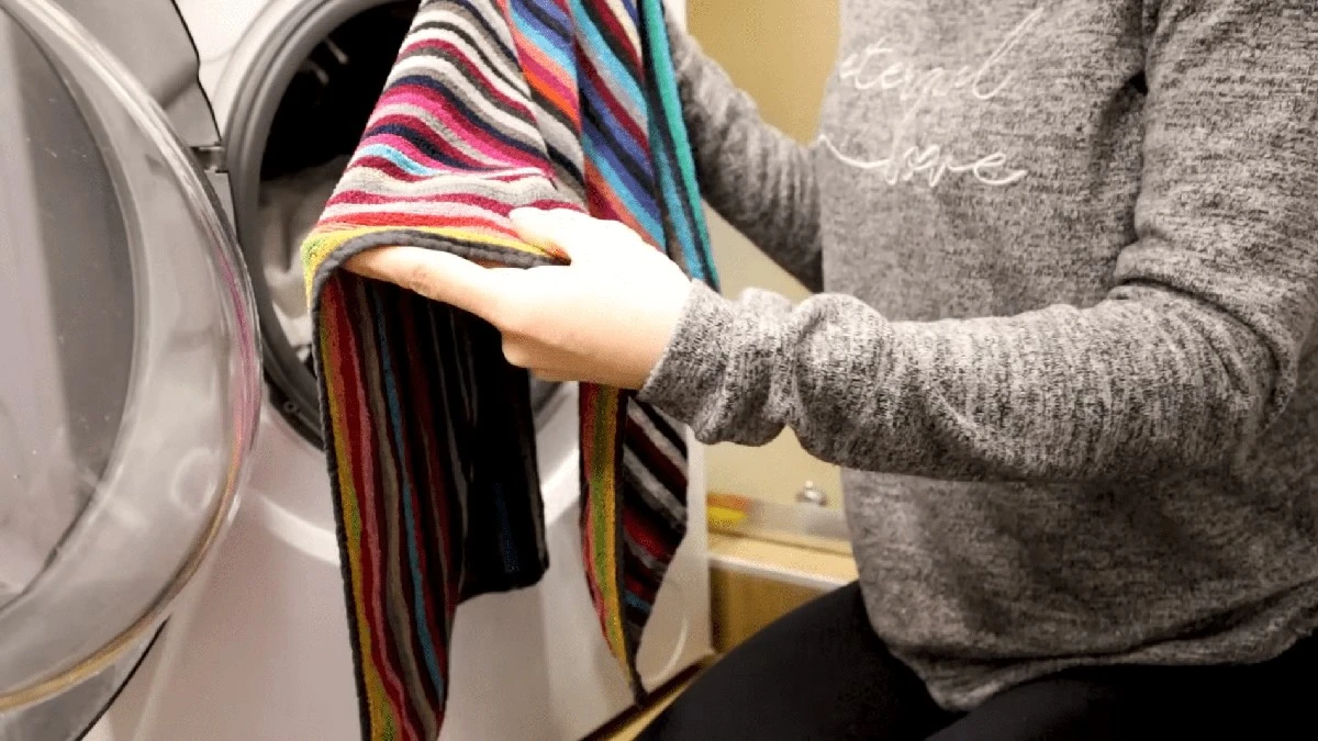 Dvě lžíce rýže do pračky: Sousedka si myslela, že jí kradou ručníky, teď jsou měkčí než chmýří