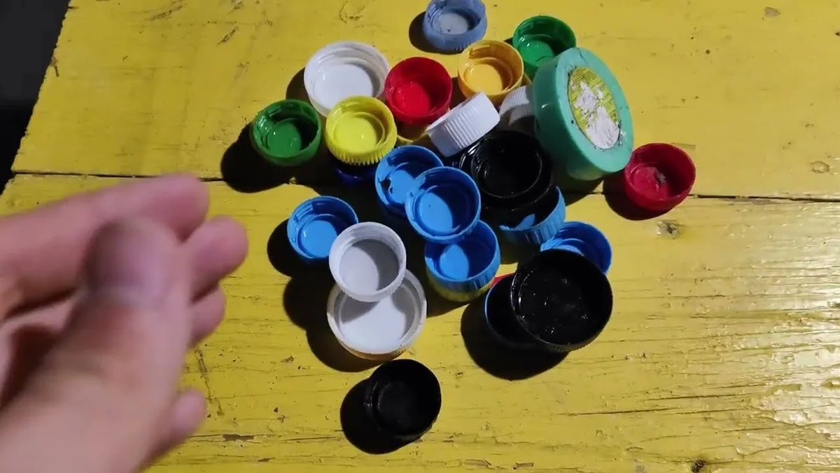 Proč zkušení kuchaři dávají plastové víčko pod lžíci: 4 nečekané triky do kuchyně i bytu