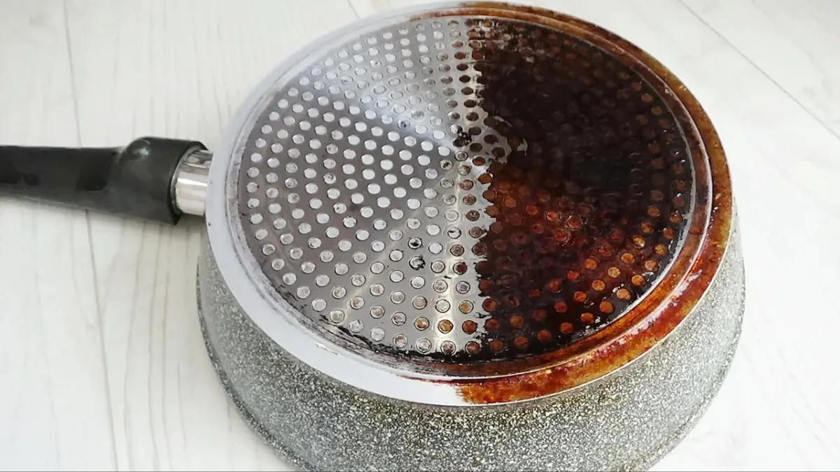 Proč zkušené hospodyňky dávají ubrousky na dno pánve už léta - image 1