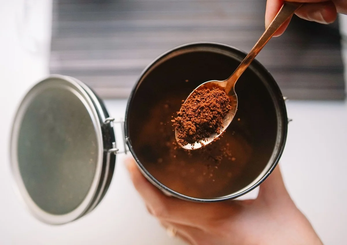 Neodhazujte ji: Nečekaný trik s kávovou sedlinou šetří peníze a zlepší vám zahradu