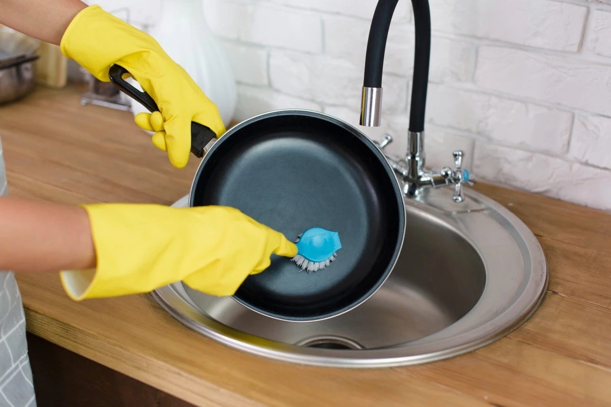 Skvorkající čistota za 30 sekund: jedlá soda a hořčice zničí i ten nejodolnější připečený tuk