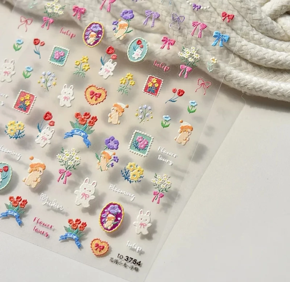 Využijte nálepky na nehty nečekaně: 3 geniální nápady na dekoraci za pár korun - image 1