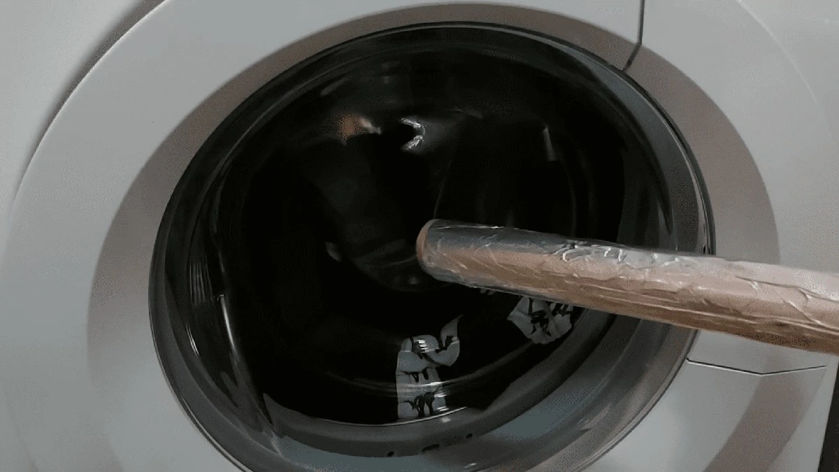 Vhoďte hliníkovou fólii do pračky a zbavte se žehličky