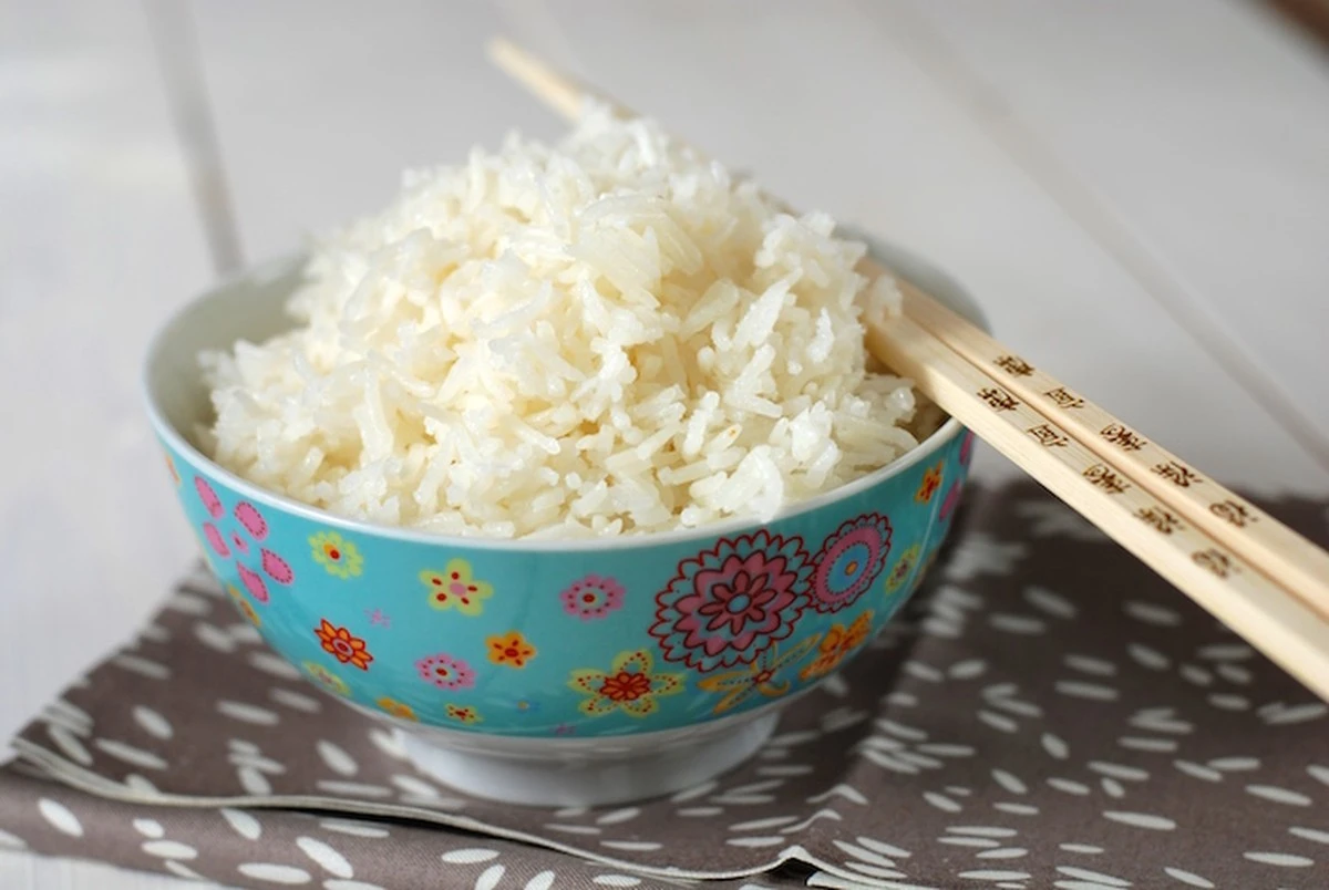 Proč zkušené hospodyňky přidávají do rýže lžíci octa: tajná přísada pro sypkou přílohu - image 2
