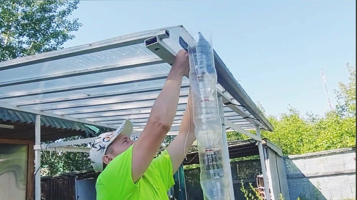 5 пластикових пляшок перетворять вашу бочку на систему збору дощової води