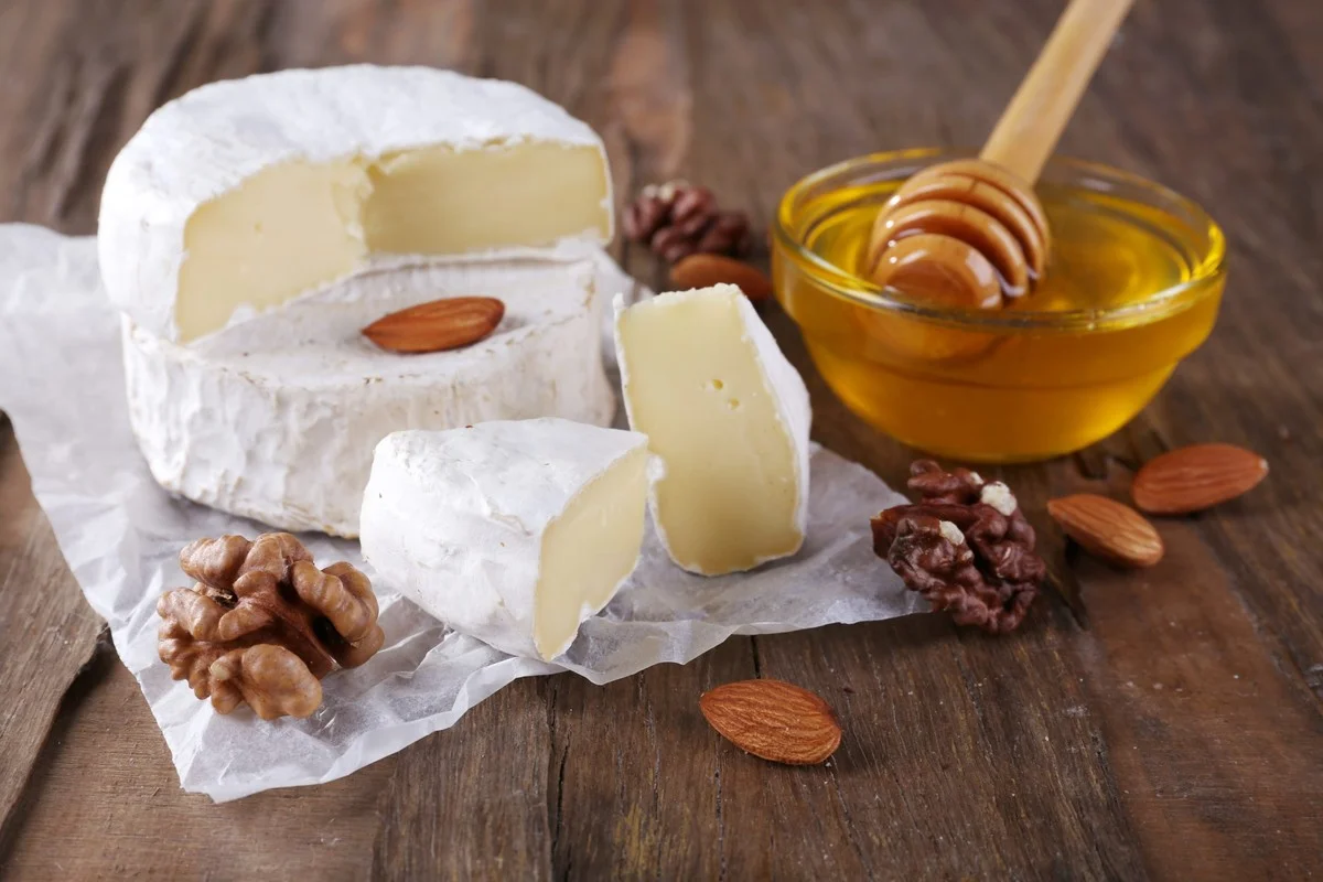 Jak správně jíst modrý sýr, aby chutnal božsky: Stačí lžička medu a zmizí slanost i pálivost - image 2