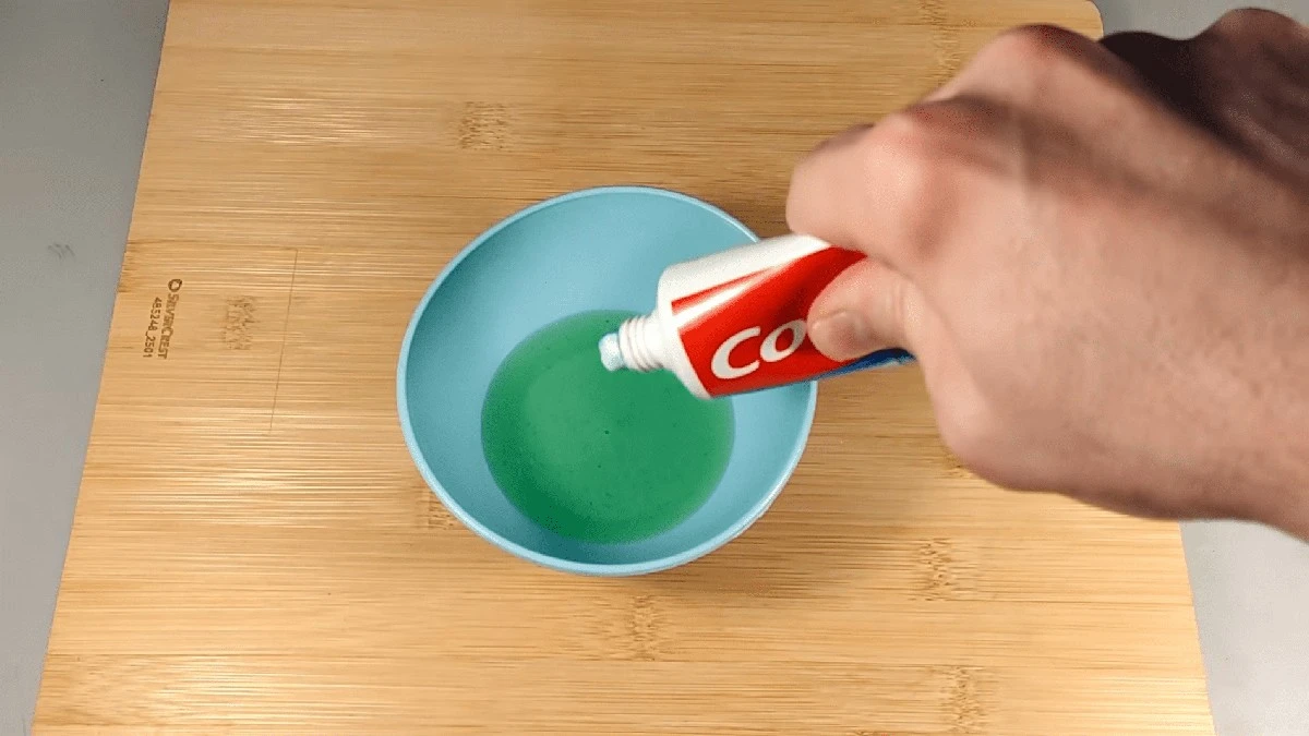 Proč zkušení domácí kuchaři míchají zubní pastu s jarem: Výsledek vás překvapí