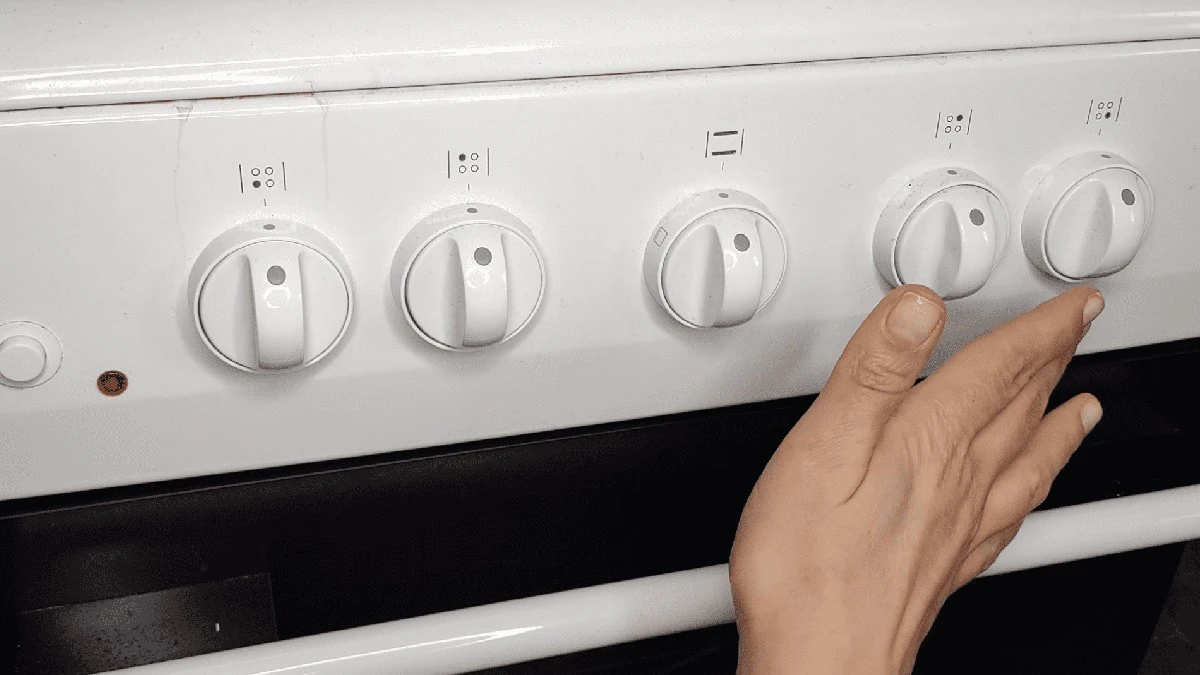 Jak odstranit lepivý tuk z rukojetí sporáku. Jen jedna levná ingredience z kuchyně to zvládne na 100 %