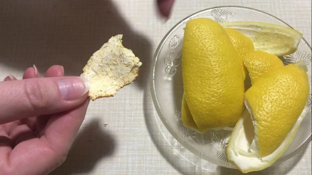 Proč zkušené hospodyně dávají citronové kůry do sklenice s octem (A proč byste to měli zkusit i vy)