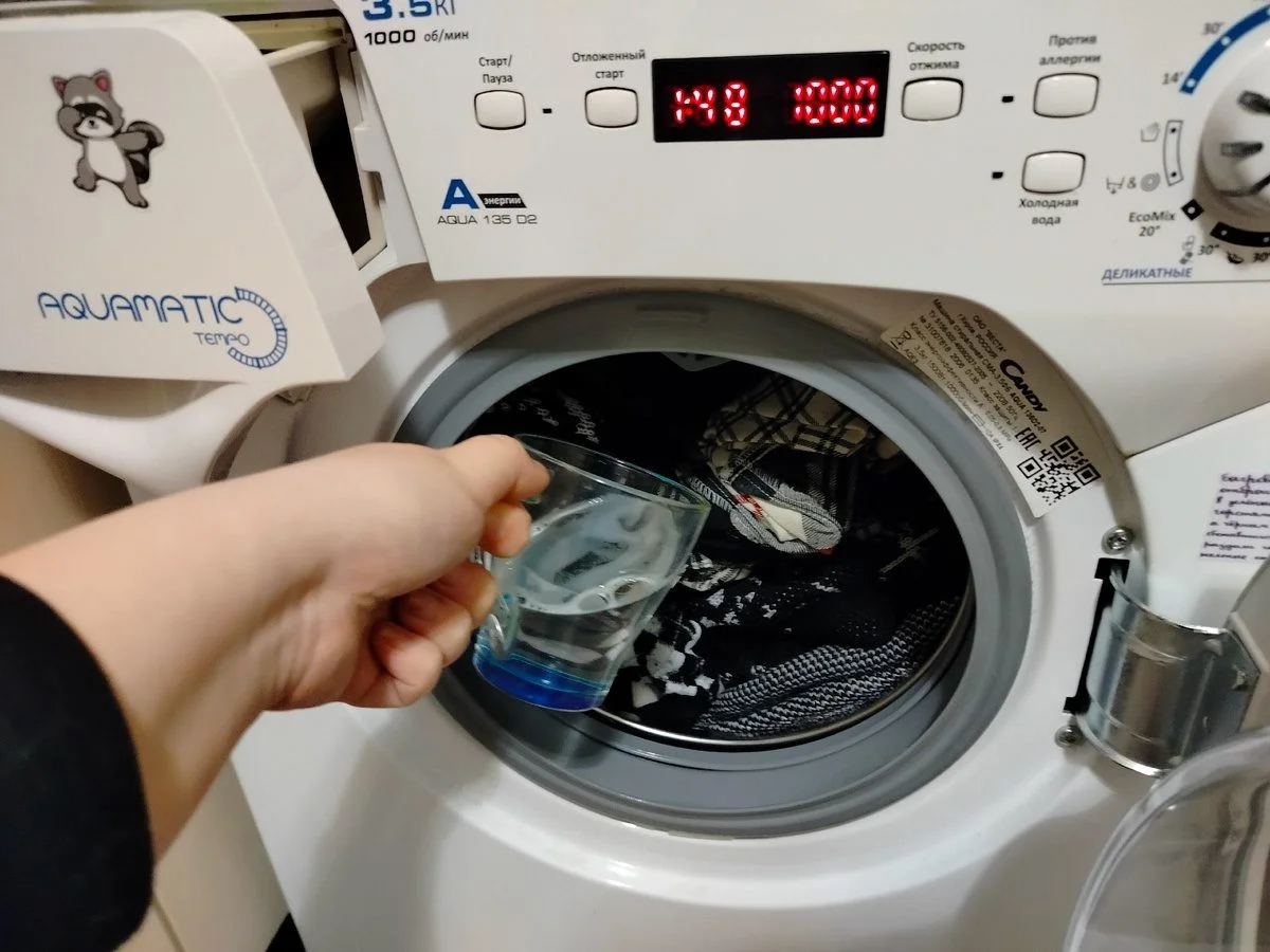 Proč prádlo páchne plísní, i když perete na 60°C: Záchrana je v 1 tabletě, kterou mnozí přehlížejí