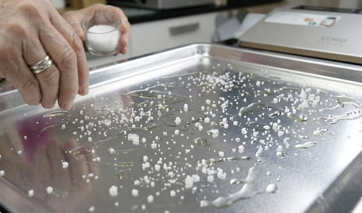 Proč zkušené hospodyňky používají sůl a olej na plech místo pečicího papíru