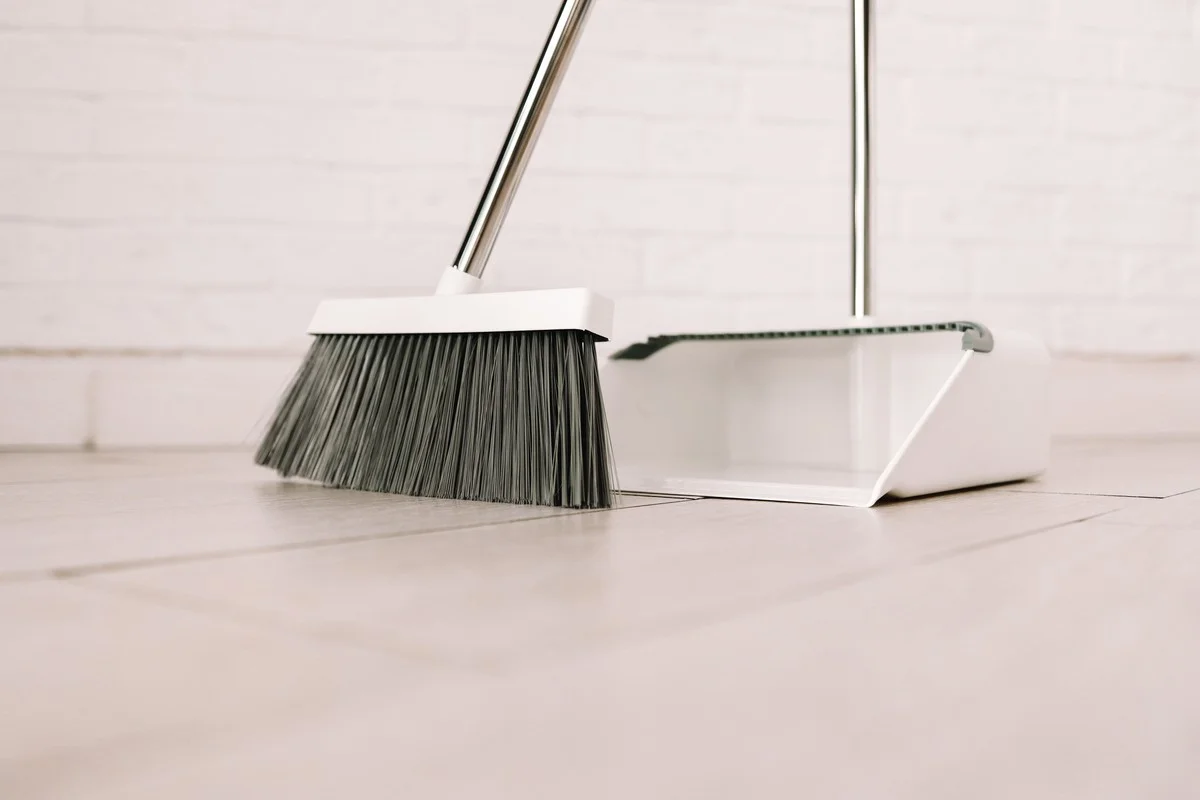 Nečekaná chyba při zametání! Takhle správně vyčistíte koště, aby podlaha zářila