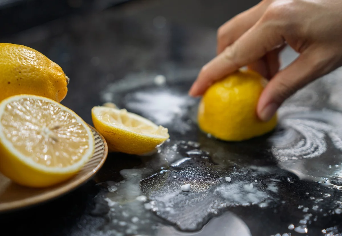 8 věcí, které okamžitě přestanete čistit citronem: Poškodíte si jimi drahé povrchy i zdraví