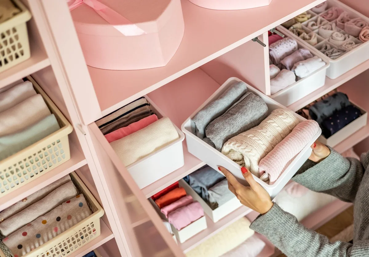 11 věcí, které okamžitě vytáhněte ze skříně v ložnici, než vám zničí oblečení a vzduch