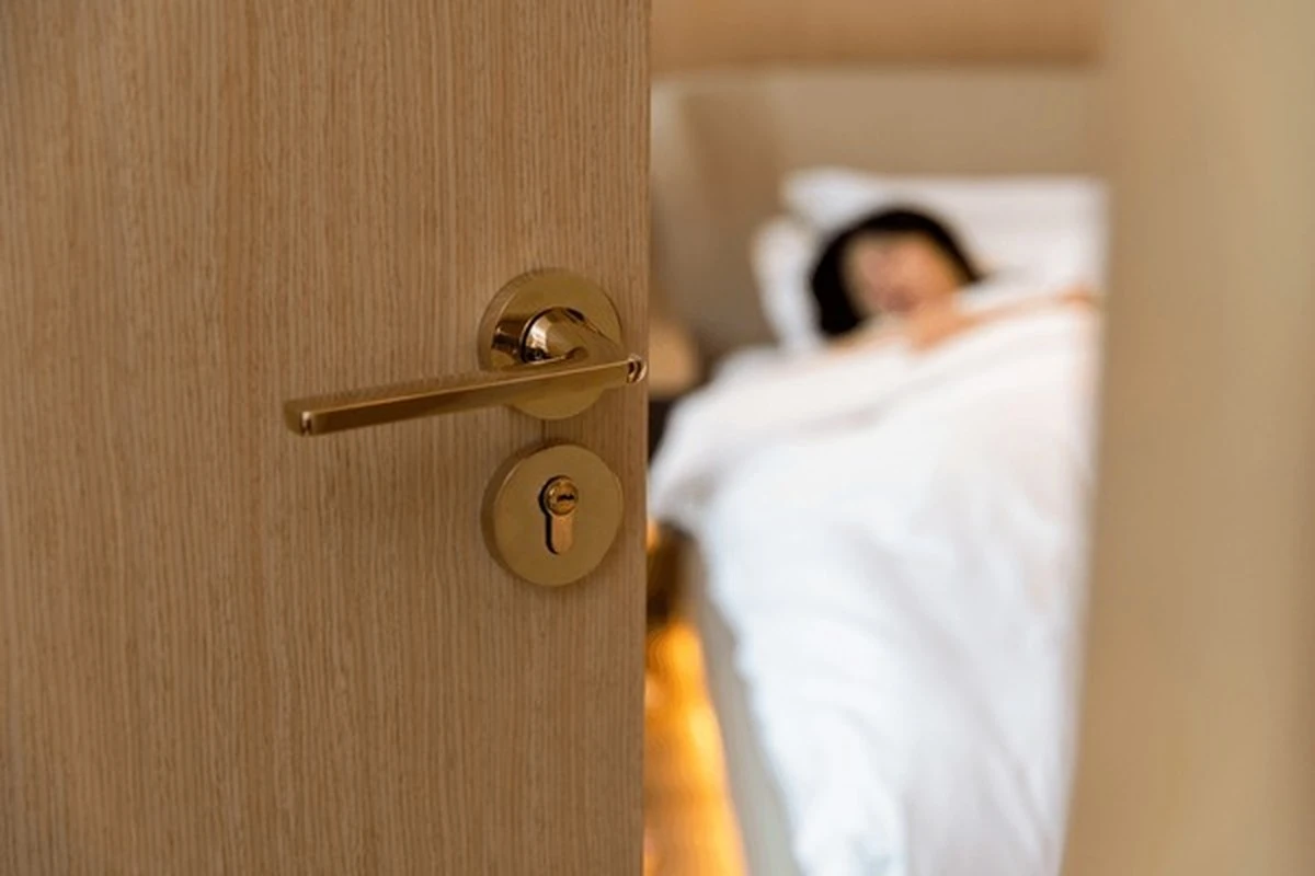 procnikdynespet-extra-1.webp Proč nikdy nespěte nohama ke dveřím: stará pověra s překvapivým vysvětlením - image 1