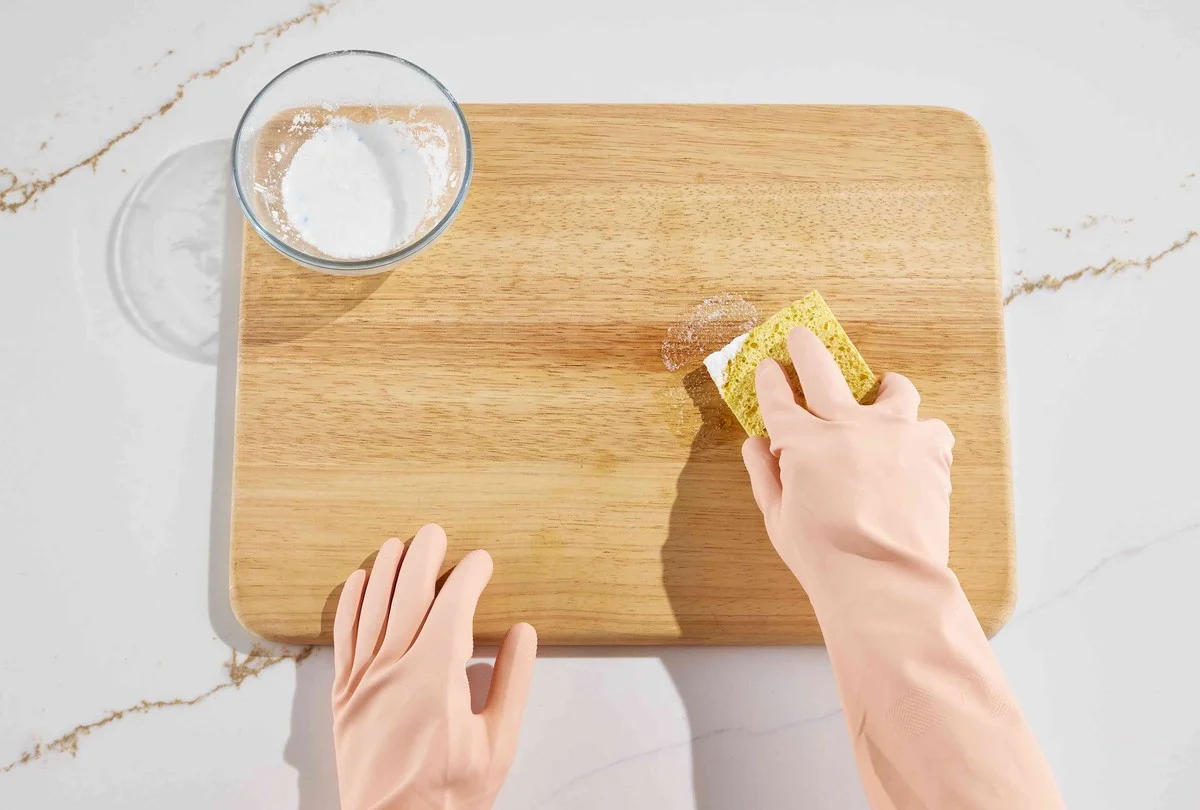 Proč profesionálové uklízejí dodnes jako jejich babičky? 5 geniálních triků, které musíte znát!