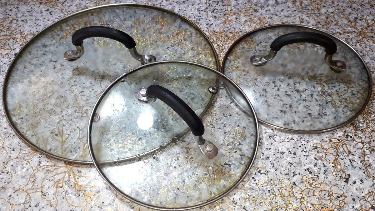 Zázrak ve dřezu: Zbavte se připáleného tuku na skleněných pokličkách s 3 běžnými domácími prostředky