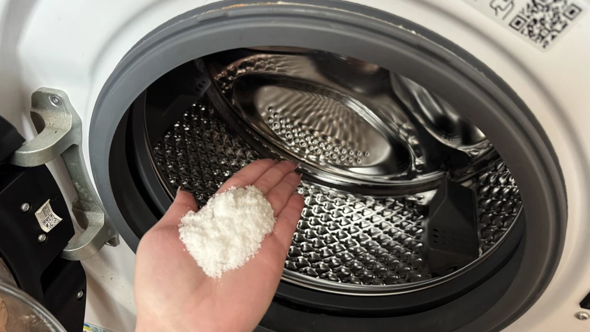 Proč zkušené hospodyňky sypou sůl do pračky místo aviváže