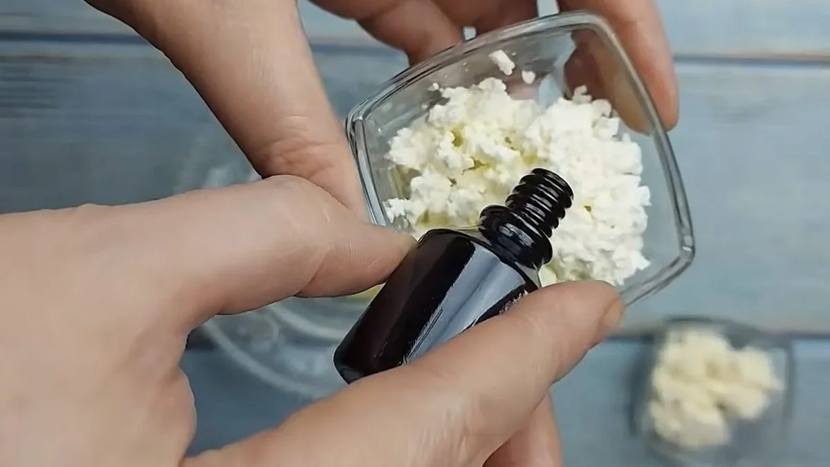 Jedna kapka jódu odhalí falšovaný tvaroh. Prodejci na trhu nemají rádi tento trik.