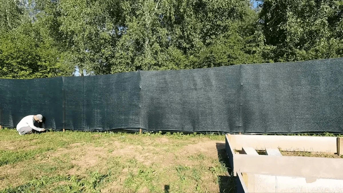 Akkurátní a pevný plot za jediný den? Soused mi prozradil tajný trik ze stavebnin.