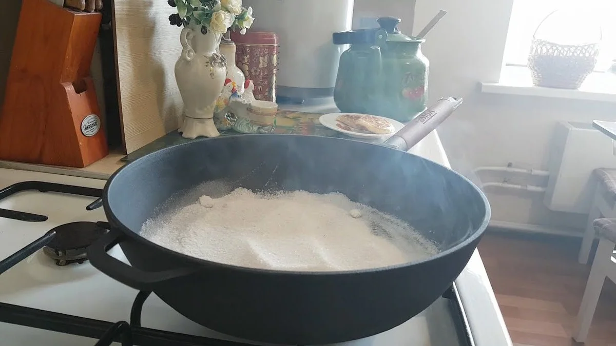 Prokudrněte litinové pánve: Babiččin trik na nepřilnavost a dokonalou čistotu