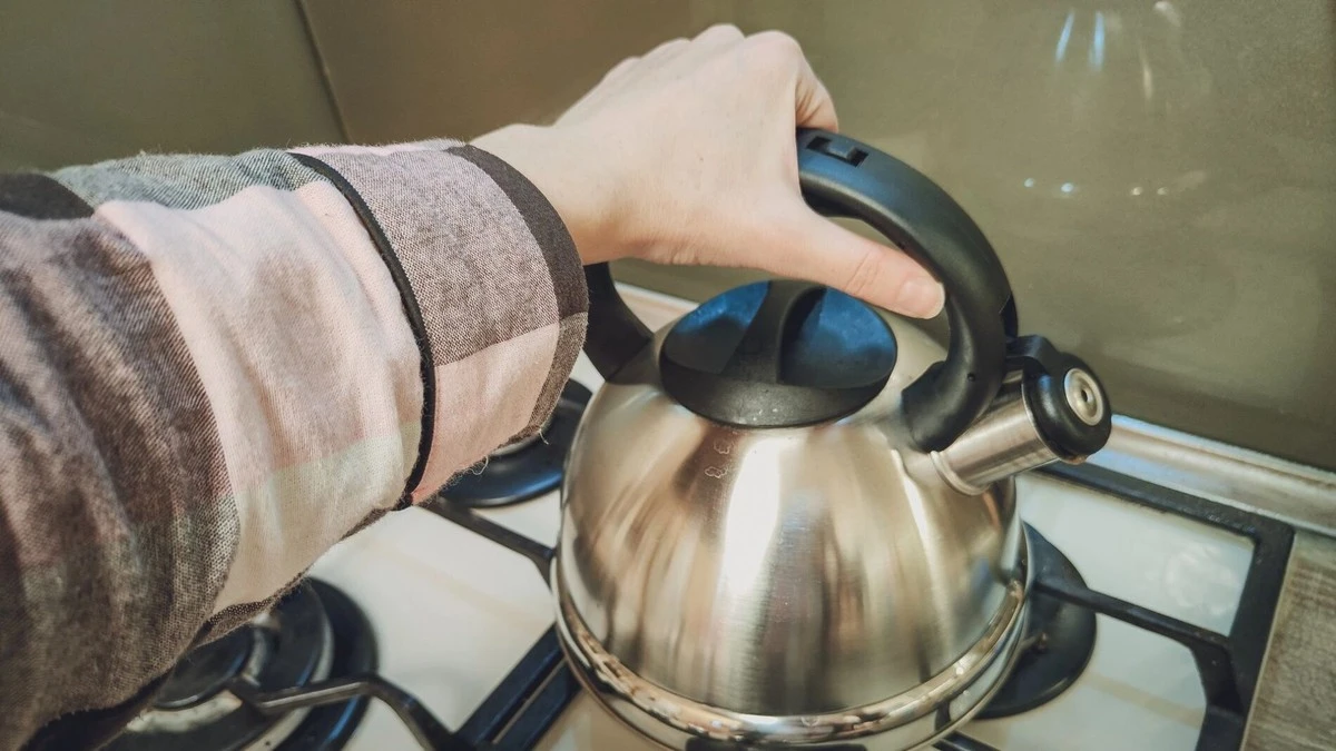 Proč váš rychlovarný konvice září jako nová: 2 lžíce, které všichni vyhazují, odstraní vodní kámen